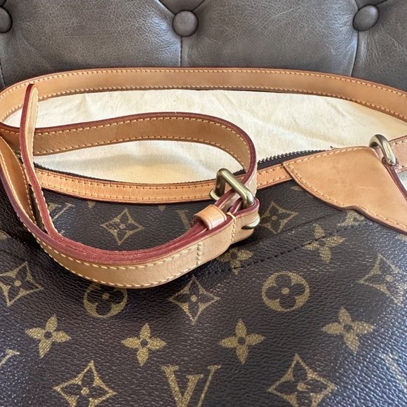 Louis Vuitton - Picture 3 of 11